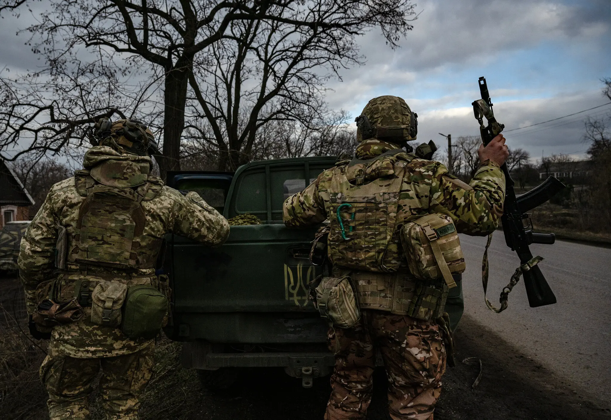 Українські військові готуються до виходу із села на захід від Авдіївки.